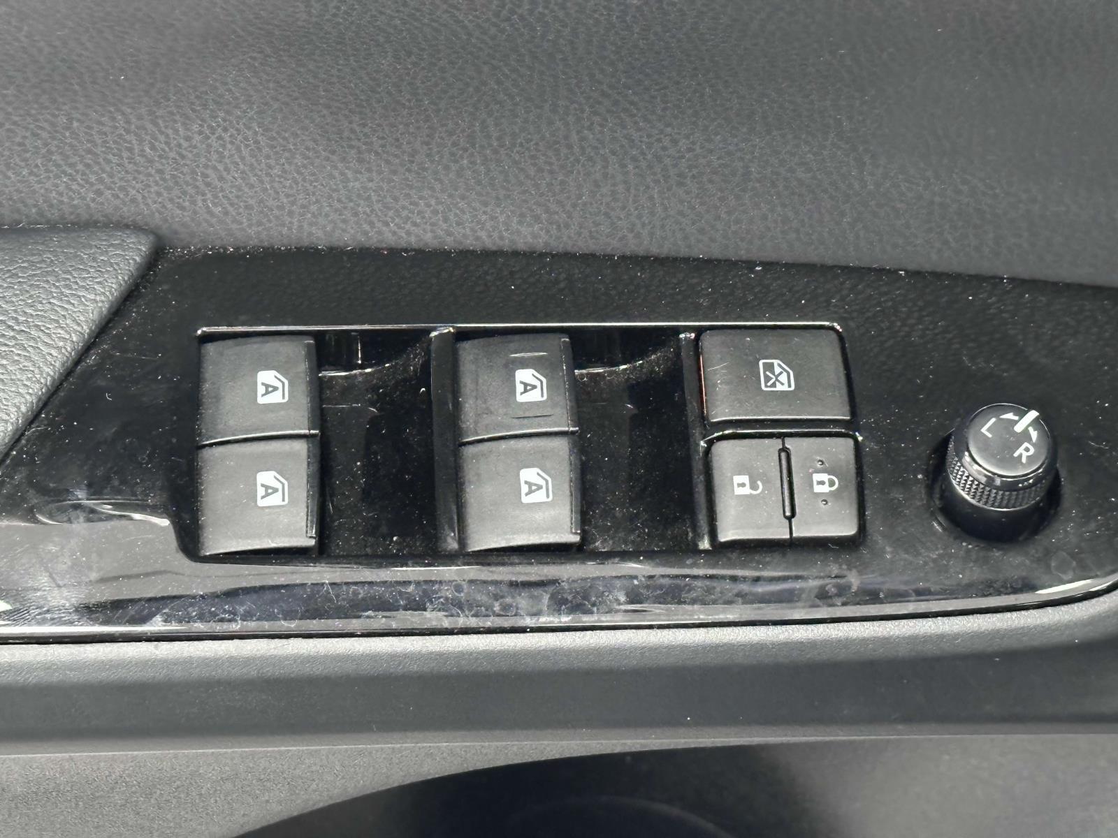 Vehicle image 13 of 32