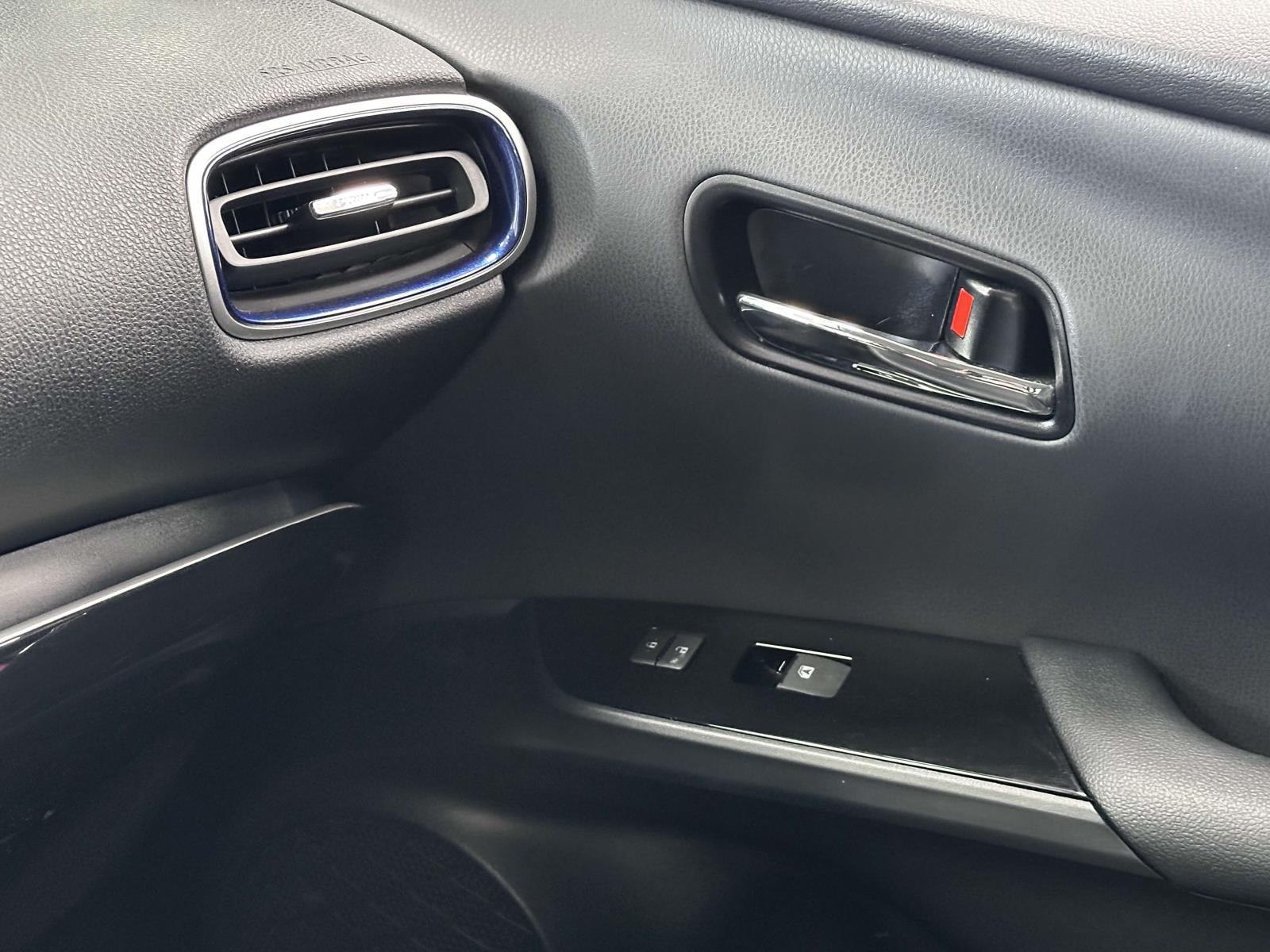 Vehicle image 26 of 32