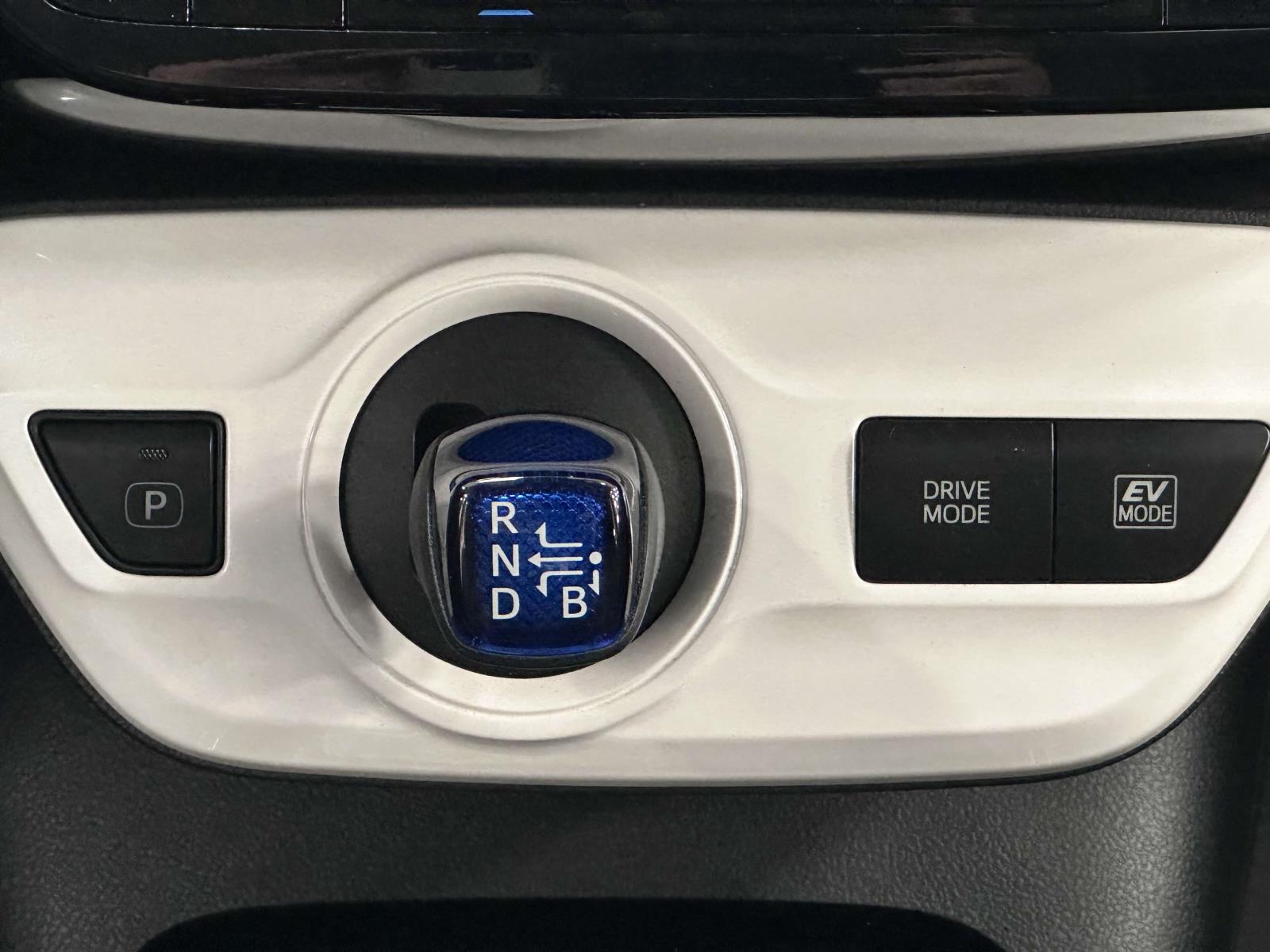 Vehicle image 21 of 32