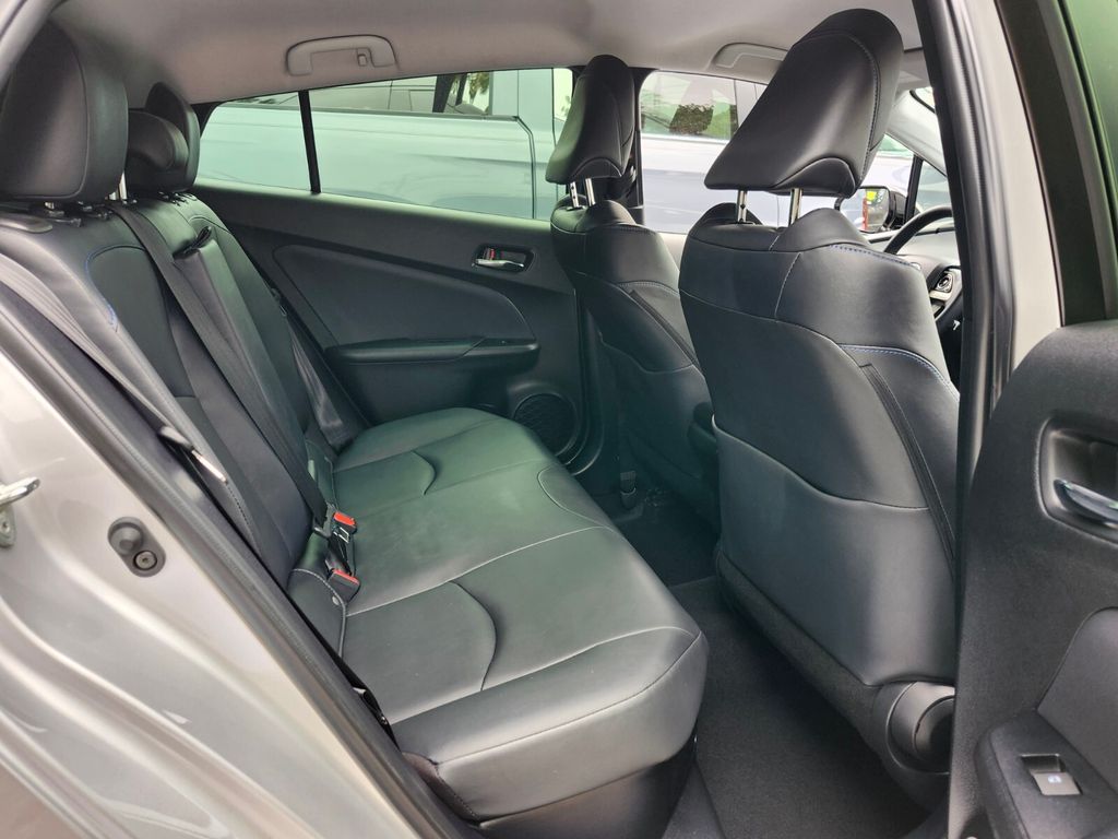 Vehicle image 9 of 31
