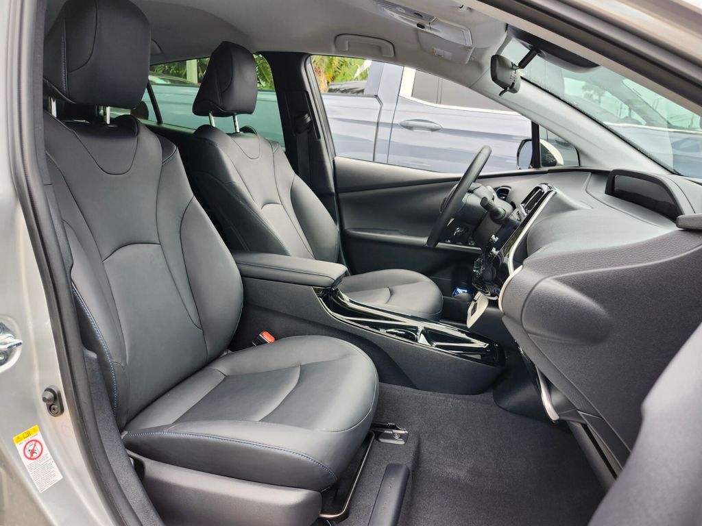 Vehicle image 10 of 31