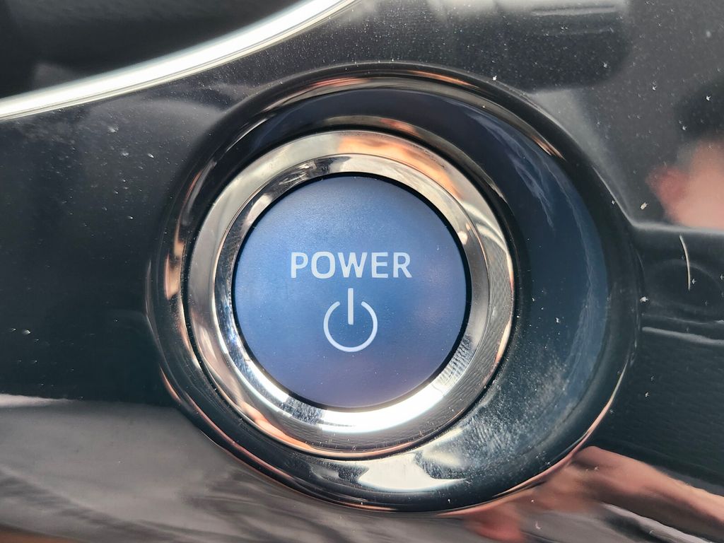 Vehicle image 17 of 31