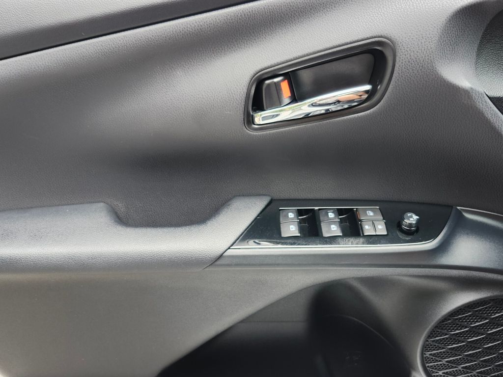 Vehicle image 21 of 31