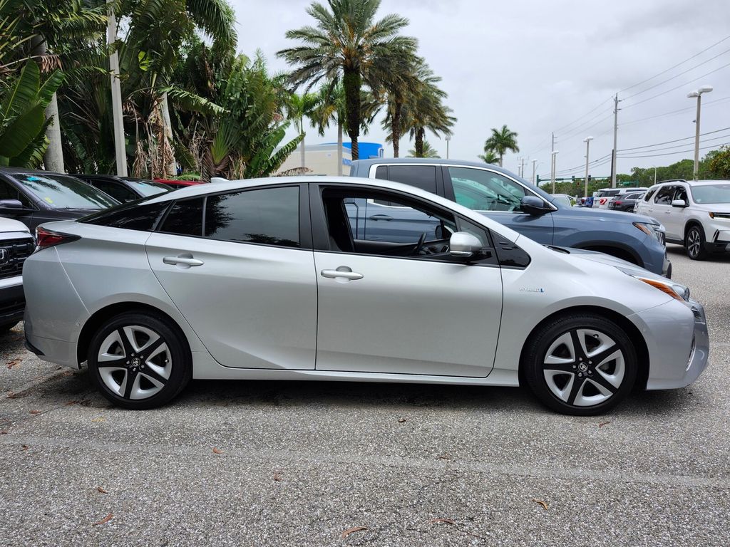 Vehicle image 4 of 31