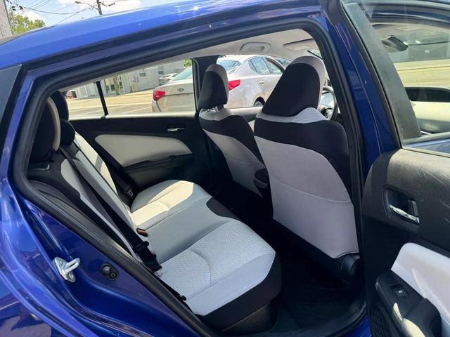 Vehicle image 23 of 28