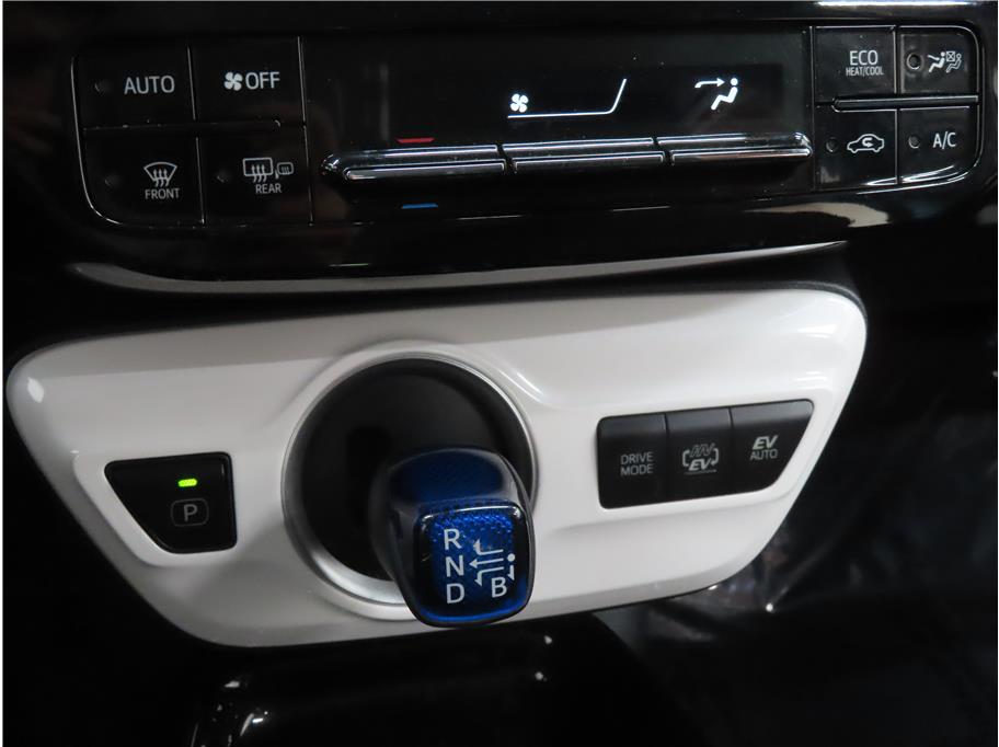 Vehicle image 16 of 31