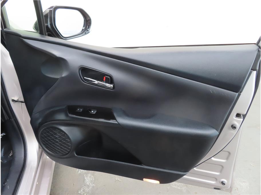 Vehicle image 21 of 31
