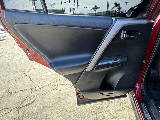 Vehicle image 18 of 32