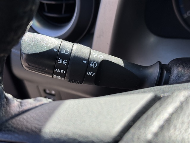 Vehicle image 27 of 32