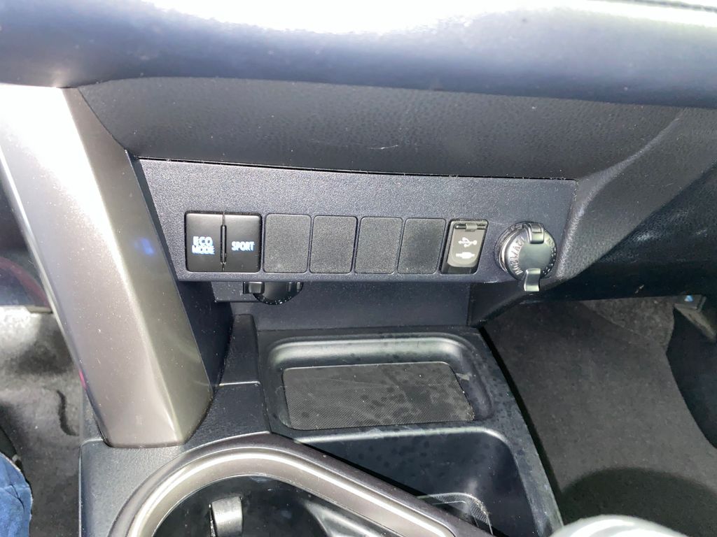 Vehicle image 21 of 29