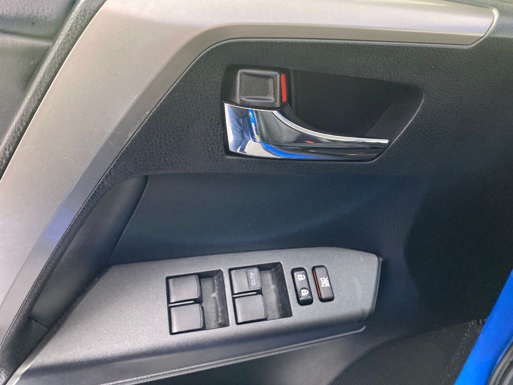 Vehicle image 11 of 29