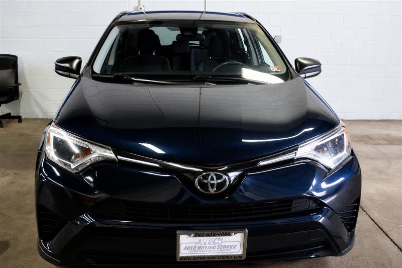 2018 Toyota RAV4 LE Image 2 of 45