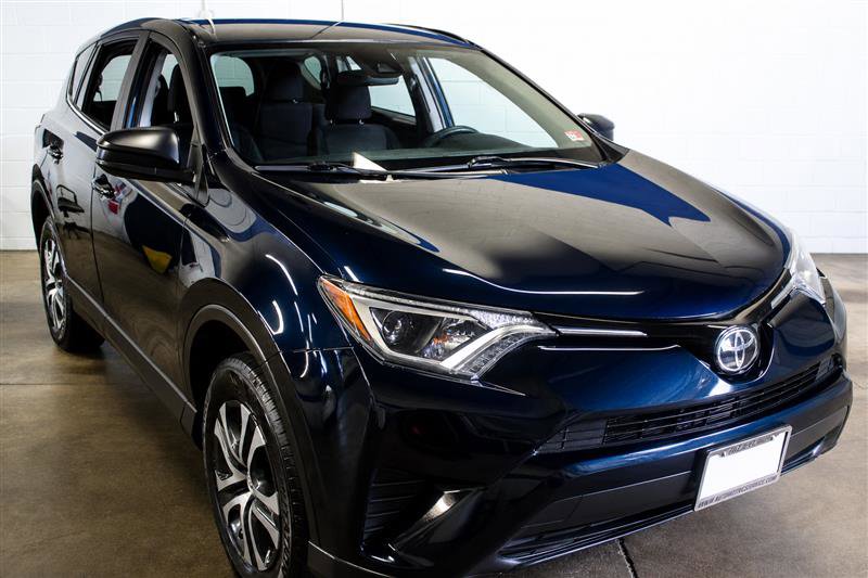 2018 Toyota RAV4 LE Image 3 of 45