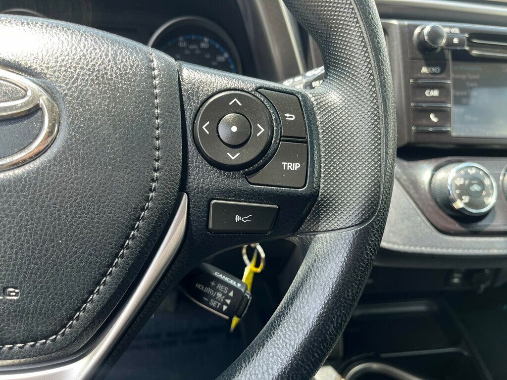 Vehicle image 21 of 23