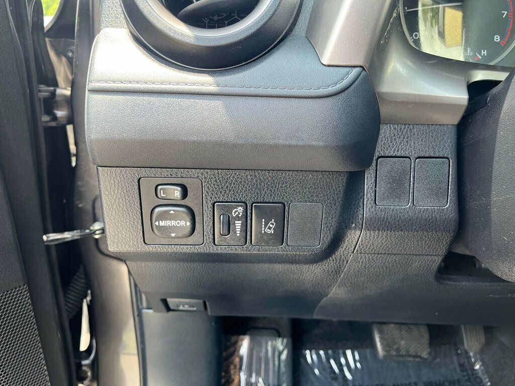Vehicle image 19 of 23