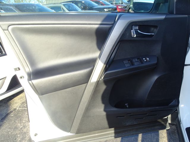 Vehicle image 33 of 45