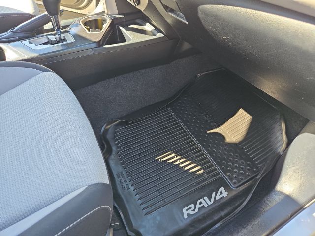 Vehicle image 19 of 27