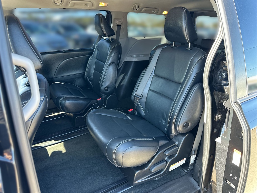 Vehicle image 32 of 37