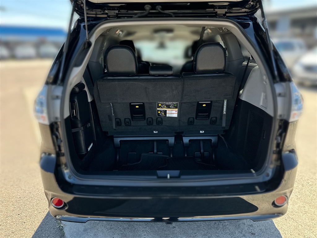 Vehicle image 34 of 37
