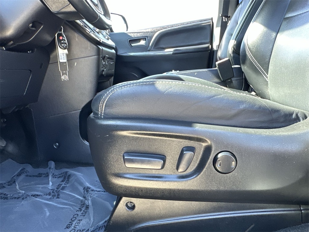 Vehicle image 23 of 37