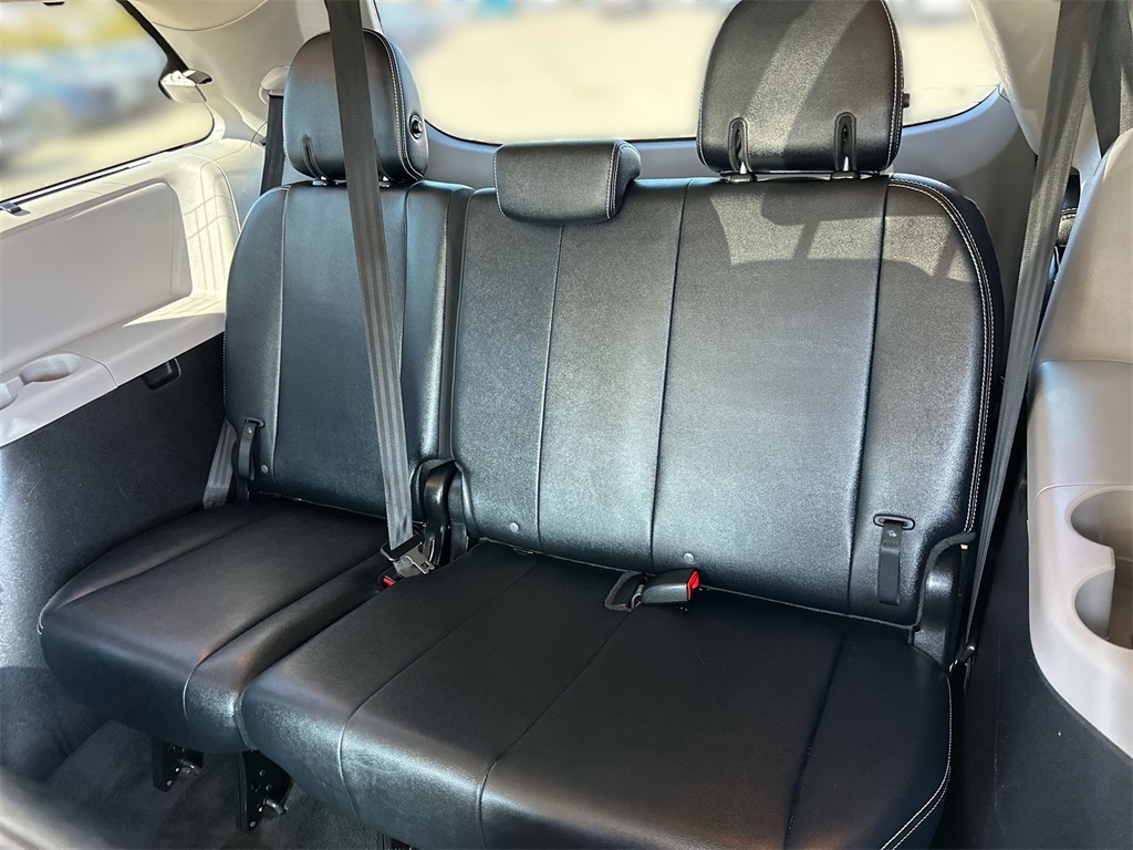 Vehicle image 33 of 37