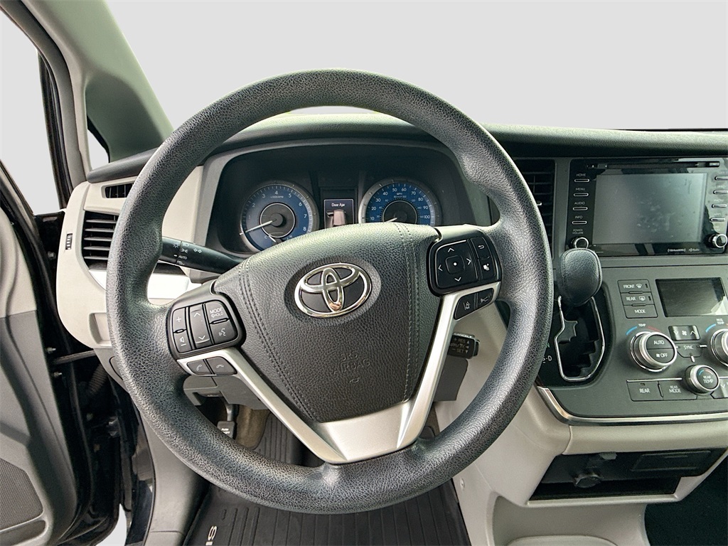 Vehicle image 11 of 27