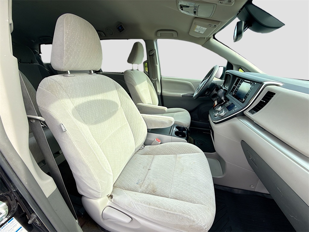 Vehicle image 25 of 27
