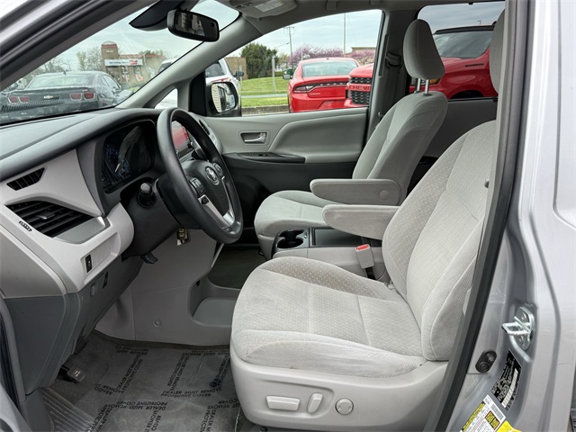 Vehicle image 14 of 24