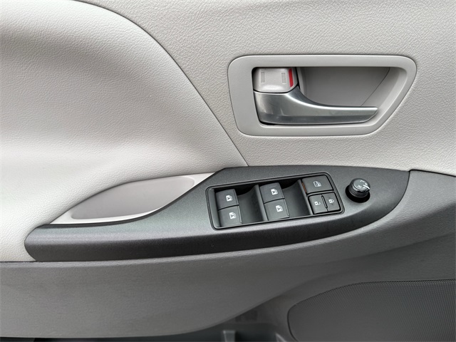 Vehicle image 17 of 24