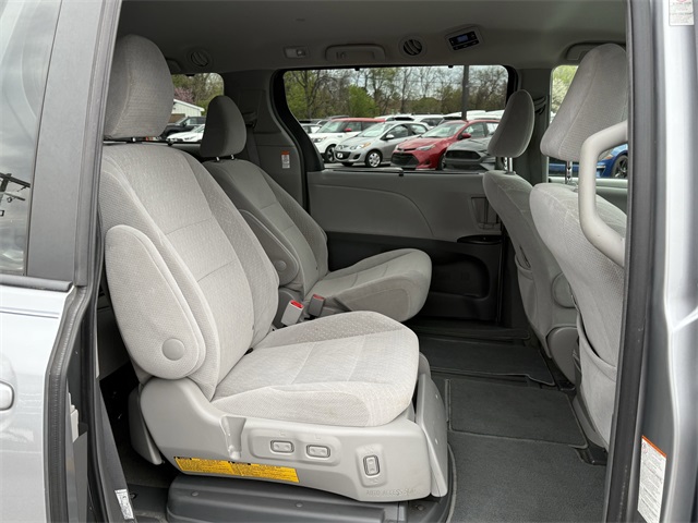Vehicle image 11 of 24