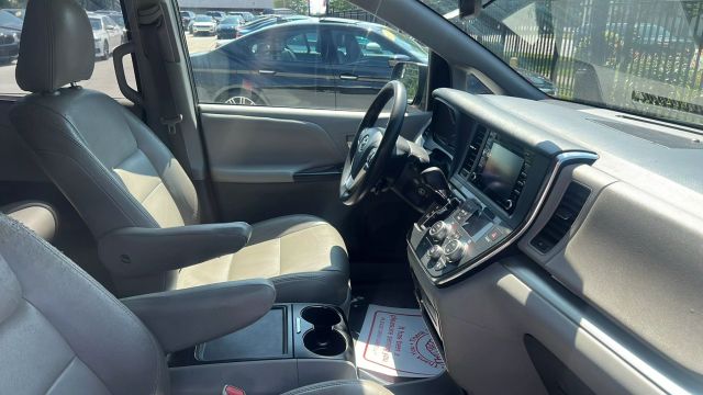 Vehicle image 14 of 23