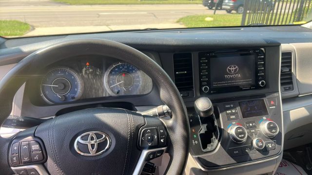 Vehicle image 17 of 23