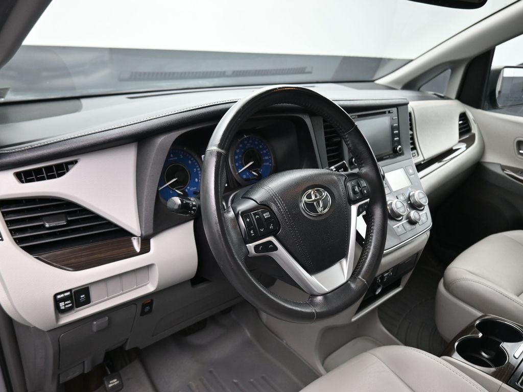 Vehicle image 21 of 79
