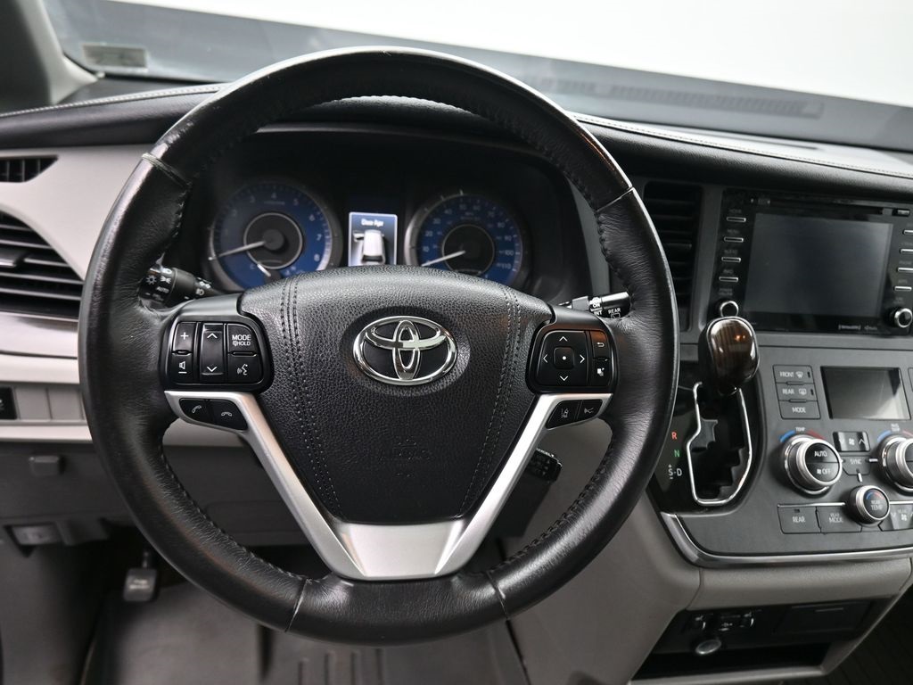 Vehicle image 22 of 79
