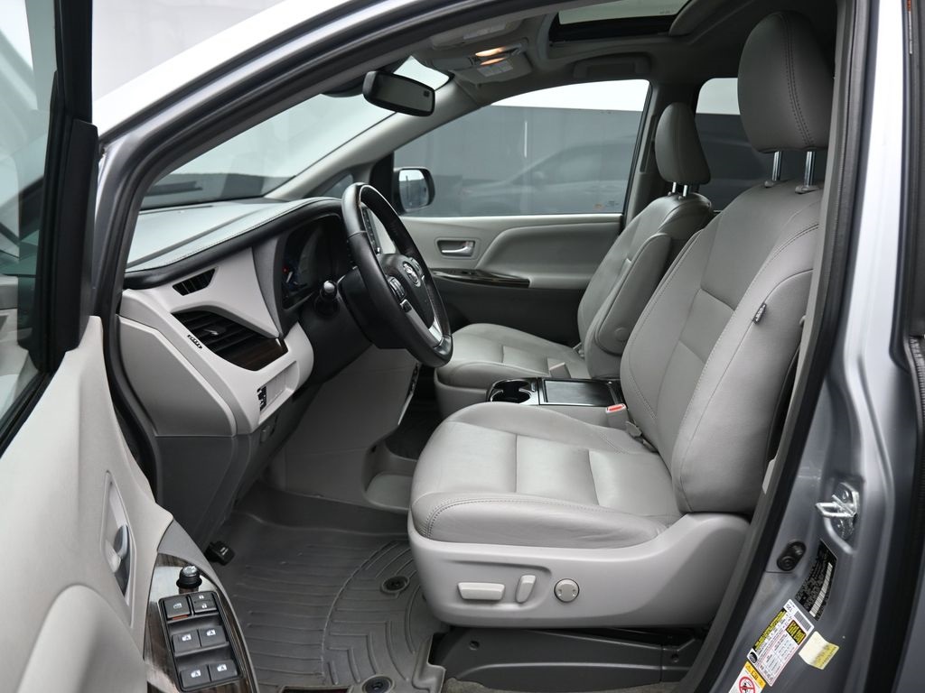 Vehicle image 19 of 79