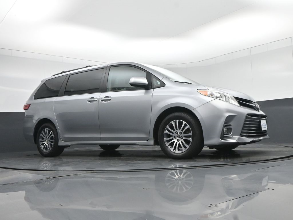 Vehicle image 7 of 79