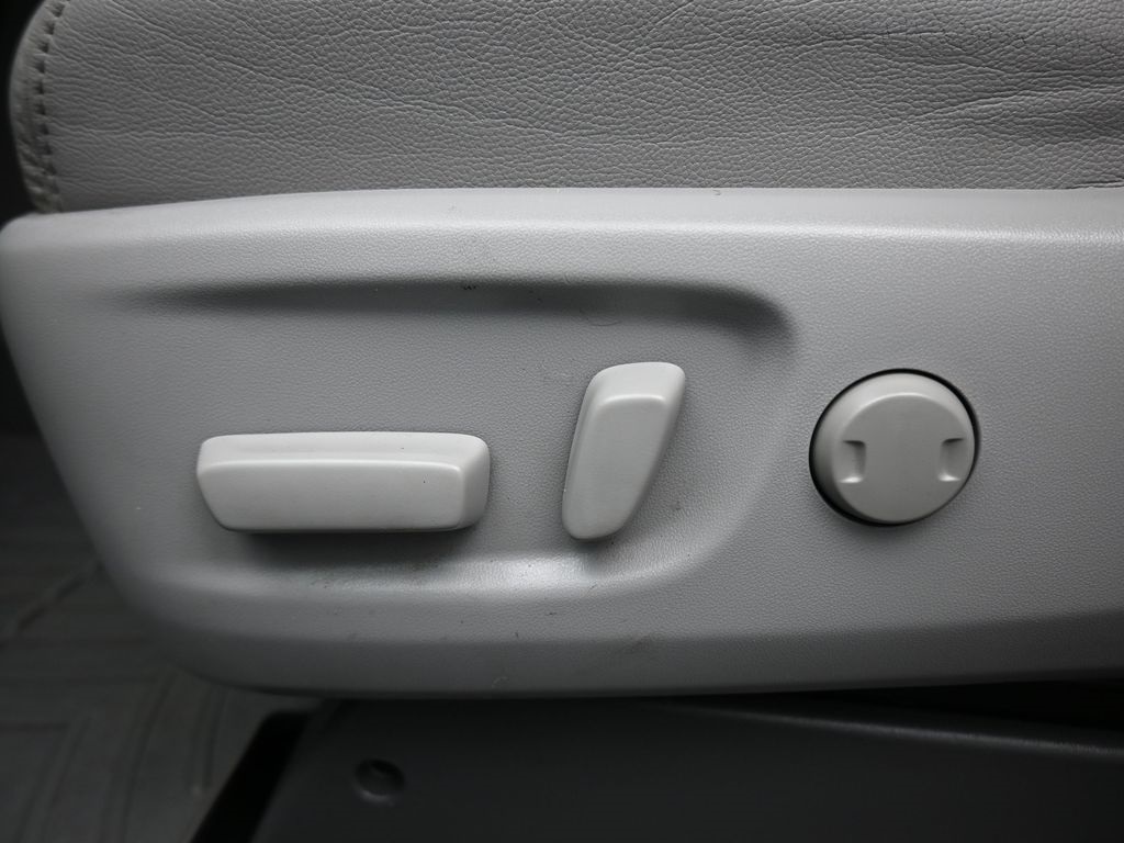 Vehicle image 20 of 79