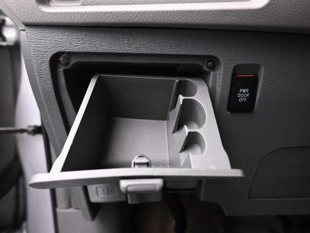 Vehicle image 34 of 79