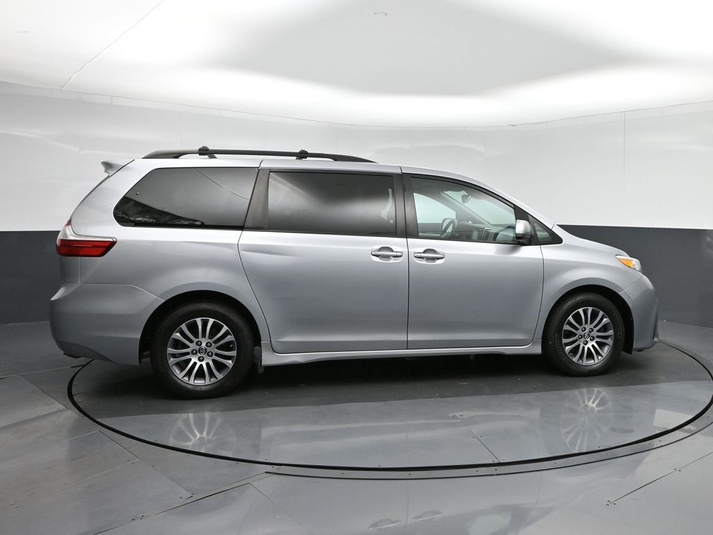 Vehicle image 10 of 79