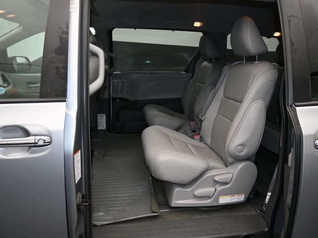 Vehicle image 37 of 79
