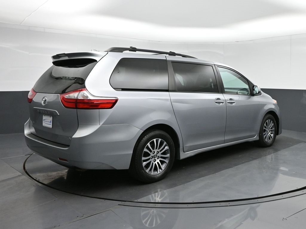 Vehicle image 9 of 79