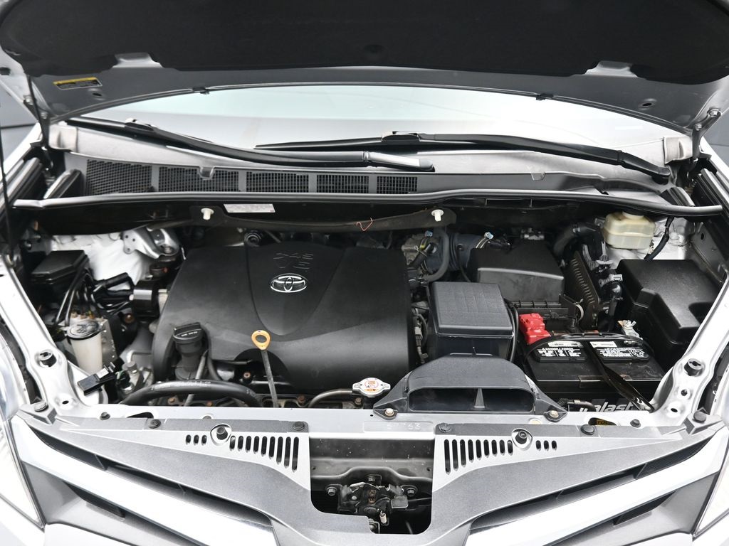 Vehicle image 75 of 79