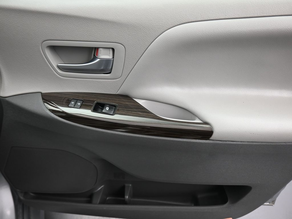 Vehicle image 65 of 79