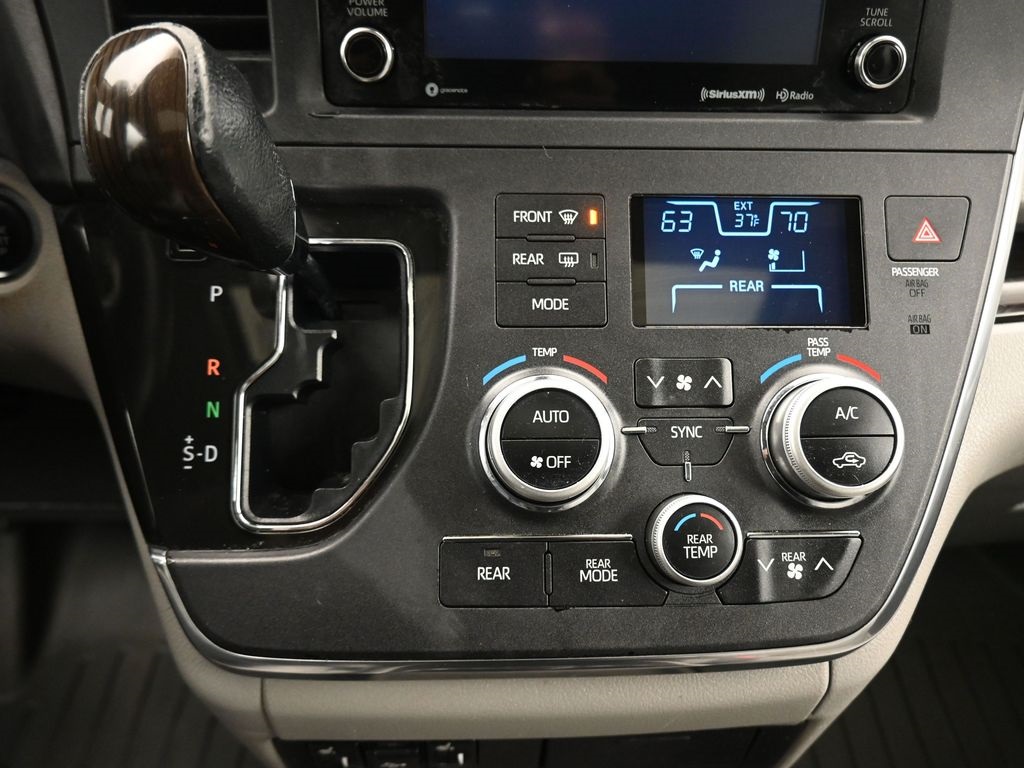 Vehicle image 28 of 79