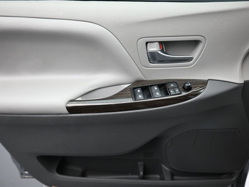 Vehicle image 18 of 79