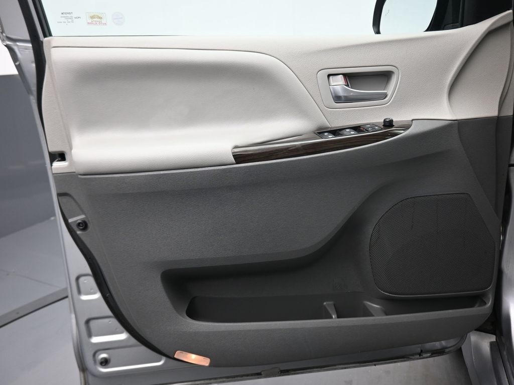 Vehicle image 17 of 79