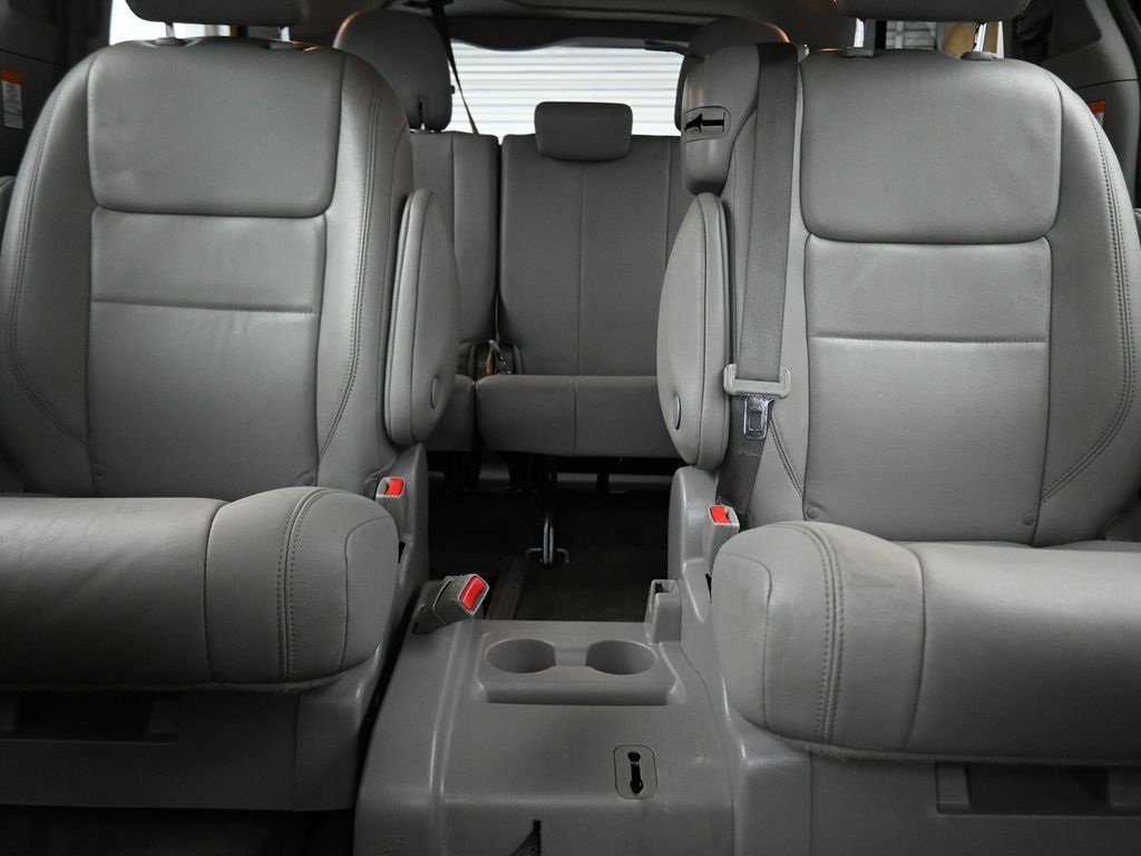 Vehicle image 36 of 79