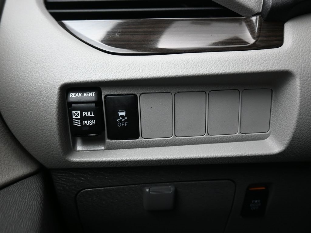 Vehicle image 33 of 79
