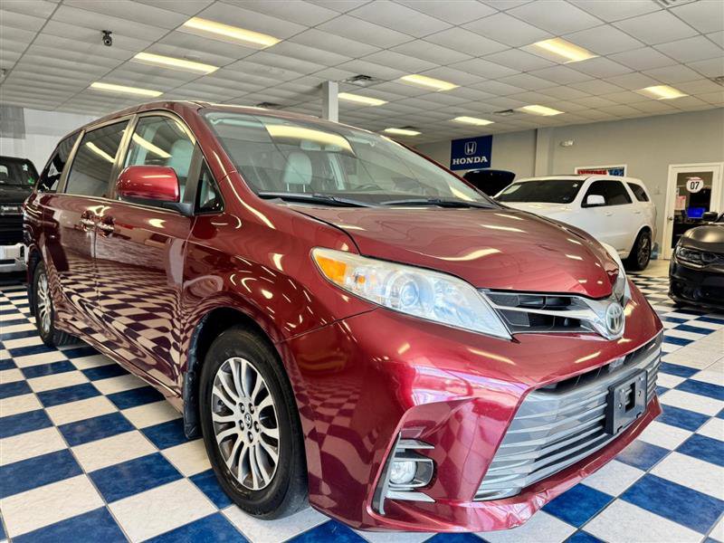 2018 Toyota Sienna XLE Premium Image 1 of 33