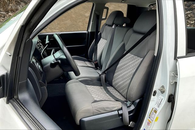 Vehicle image 23 of 32
